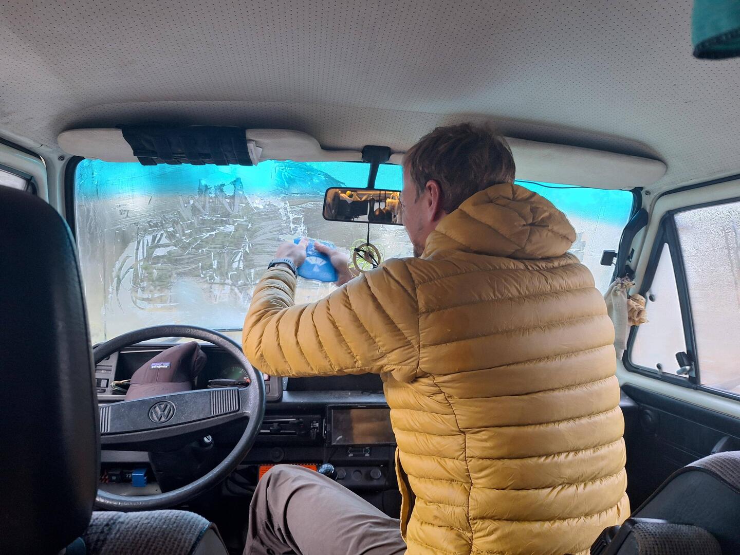 Beschäftigung morgens um 7: Eiskratzen