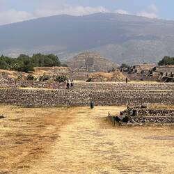 Blick zur Mondpyramide