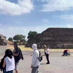 Auf dem Platz vor der Mondpyramide
