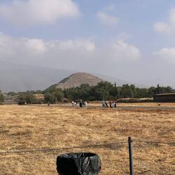 Blick vom Eingang beim Verwaltungszentrum zur Sonenpyramide