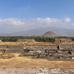 Blick von der Verwaltungsplatform zum Sonnen- und Mondtempel - dazwischen Abgrenzungsmauer