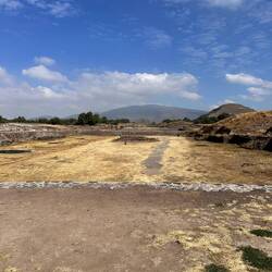 Auf der Calzada de los Muertos - rechts Sonnenpyramide, hinten Mondpyramide - Distanz etwa 2 km