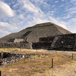 Die Sonnenpyramide - bei der Ausgrabung irrtümlich um eine Stufe erweitert - Höhe stimmt aber