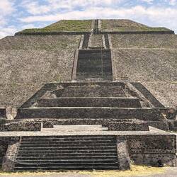 Aufgang auf den Gipfel der Sonnenpyramide