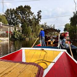 Ein schwimmender Verkaufsstand bringt seine Ware an die Leute