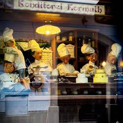 Puppet-bakers hard at work in the kitchen ... Konditorei Kormuth — Bratislava, Slovakia.