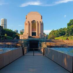 Le Anzac memorial: (pour les soldats de la WW1), très beau!