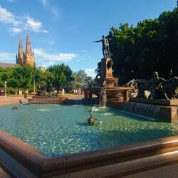 Hyde park et sa fontaine près de la cathédrale