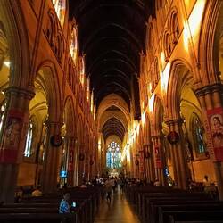 La cathédrale Sainte-Marie: très chaleureuse avec des vitraux teintés de jaune