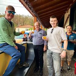 Die Jungs beim Poncha trinken