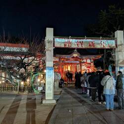 La queue au sanctuaire à côté de chez nous