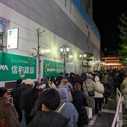 La queue pour aller au sanctuaire Ikura Jinja au centre ville
