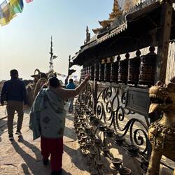 Wichtig: die Stupa immer im Uhrzeigersinn umrunden und dabei die Gebetsmühlen drehen.