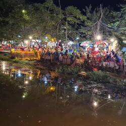 Am Ufer viele Gäste bei den Streetfoodständen