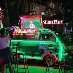 Andere Bars sind kleine Busse mit Musik auf ful blast