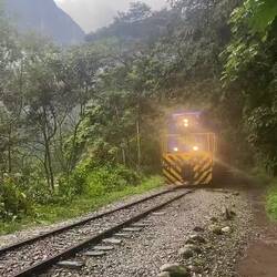Zug nach Aguas Calentes 🚂 (zum Teil kaum Platz neben den Gleisen 😆)