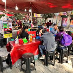 Frühstücken auf dem Markt vor dem Hotel