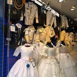 Anschliessend an die Brautkleider gab es noch Tauf-, Kommunionskleidchen uä.+ Uniformen