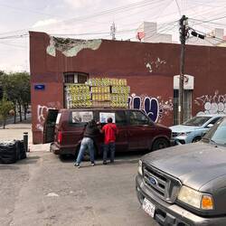 Mit vereinten Kräften gelang es die seitliche Tür zu schließen. Wagen überladen ...