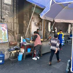 Weitere Kücheninstallation auf kleinstem Raum nachts versorgt in der Nische hinter dem Rolladen