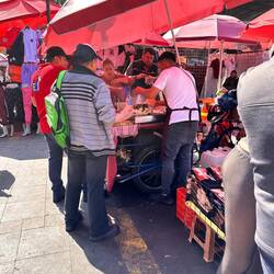 Auch Tacos - ohne Sitzplatz inmitten der Kleiderstände stark umlagert