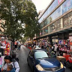 Die Strassen werden echt eng mit den Ständen - wenn dann noch die Menschenmassen zirkulieren kommt d