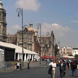 Hier sieht man wie sich der Anbau der Kathedrale absenkt/schräg ist - Grund: sinkendes Grundwasser