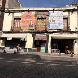 Schule macht Werbung, stellt ihre beste Schülerin aus