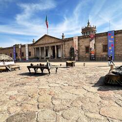Messing-Sitzgruppe vor einem Museum