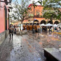 Eines der fahrenden Fässer, mit lauter Musik und Gelage