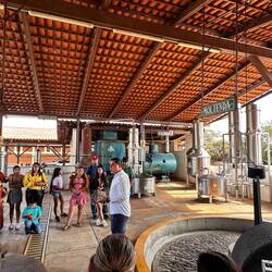 Im Hintergrund und rechts sind Destillationsanlagen