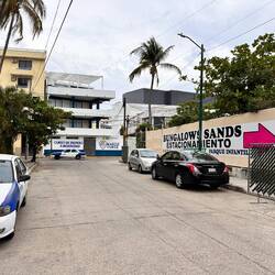 Leider habe ich es versäumt meinen Bungalow mal abzulichten - links in den Palmen