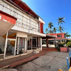 Auch links von der Einfahrt, alles Ruine, keine Fenster und Fassade defekt