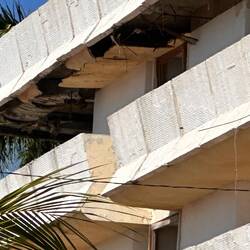 Hier sieht man wie die Balkondecken herunterfallen