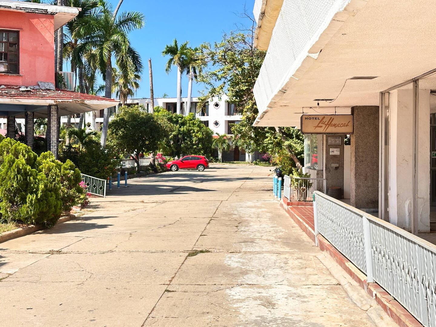 Hier schaut der Eingang noch passabel aus - nur links ist der Verfall ersichtlich