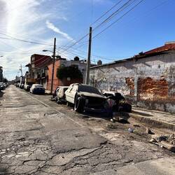 In den Nebenstrassen liegen die Autowracks, teils schon ausgeschlachtet