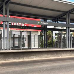 Eine Bushaltestelle - Kontrolle beim Eingang, Bus hält und man steigt von der Platform ein