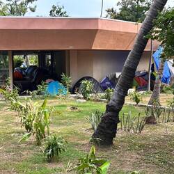 Zeltlager im geschlossenen Spiel-/Vergnügungspark - unklar von wem