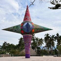 Skulptur bei einem Park, welcher nicht mehr in Betrieb ist - dieUmhagung von gefallenen Bäumen defek