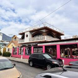 Gelb Kapelle mit gebrochenem Kreuz, vorne Restaurant in Betrieb (pink)