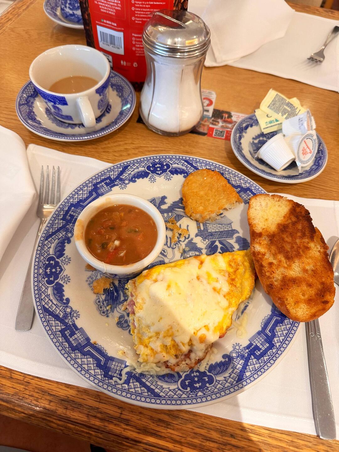 Frühstück im Sanborns, Omelette mit Schinken+Käse, Brot und Kaffee, herrlich