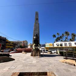 Eine ehemalige Stadtgrösse, im Hintergrund lagern Abwasserrohre