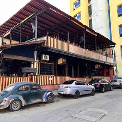 Viel sehr provisorisch - Wellblechbude 2-stöckig, bei Sturm ...