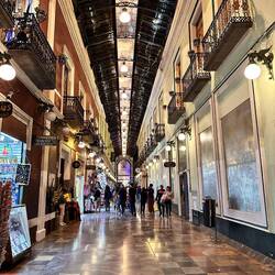 Wunderschöner alter Durchgang