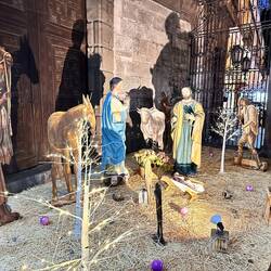 Die Krippe seitlich vor der Kathedrale