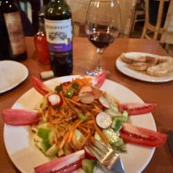 Spaghetti Carbonara und Salat zum Znacht - der Salat hatte vierfache Grösse plus mal Luxus - Wein