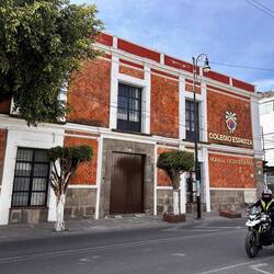 Mal wieder eine Schule, dazu eine Motorradpolizistin