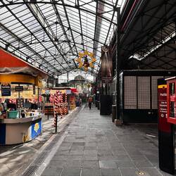 Innen, noch fast niemand da!