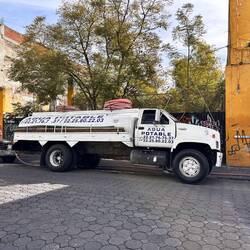 Wasser und Gas werden mit solchen Lastwagen geliefert