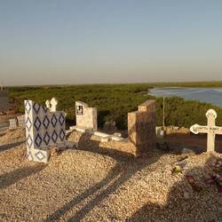 Auf dem Friedhof liegen Christen neben Muslimen, alle mit Muscheln begraben